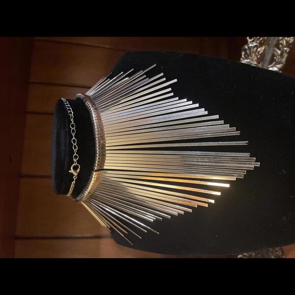 Jewelry - Gold tone necklace